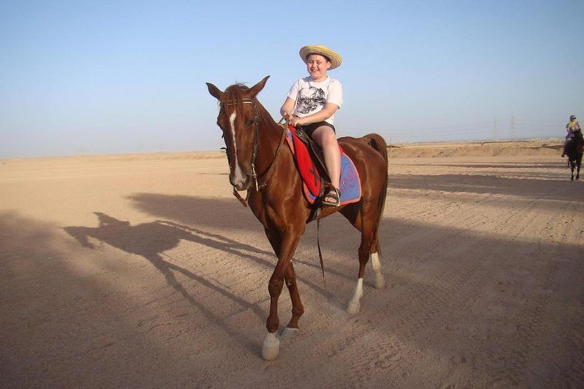egy fiatal lány lovagol a tengerparton