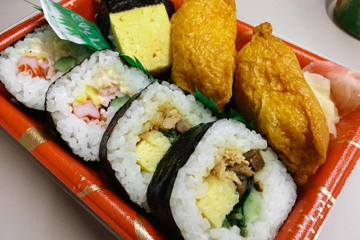 một đĩa sushi và các món ăn khác trên bàn
