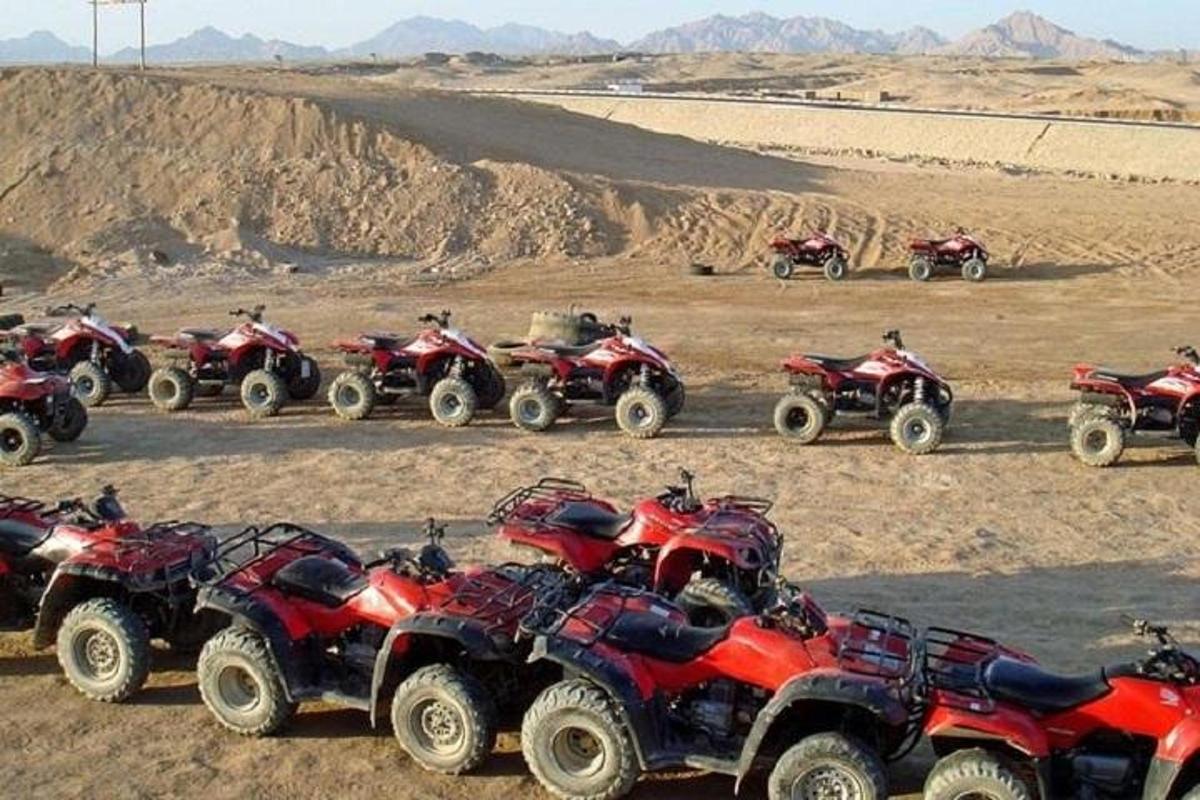 um grupo de quadriciclos estacionados no deserto