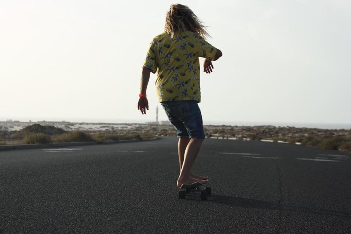 una donna che va sullo skateboard lungo una strada