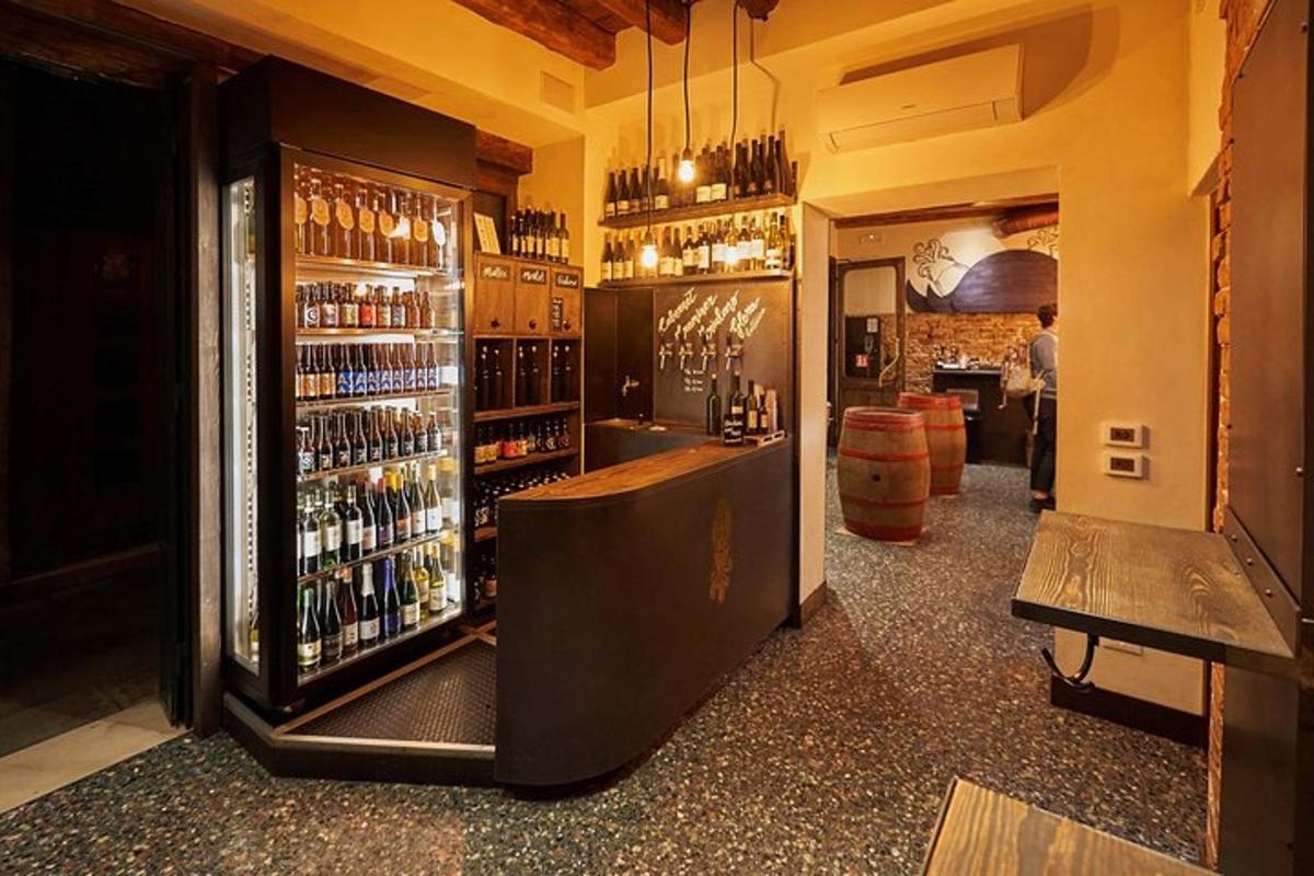 herbergi með bar og fullt af vínflöskum