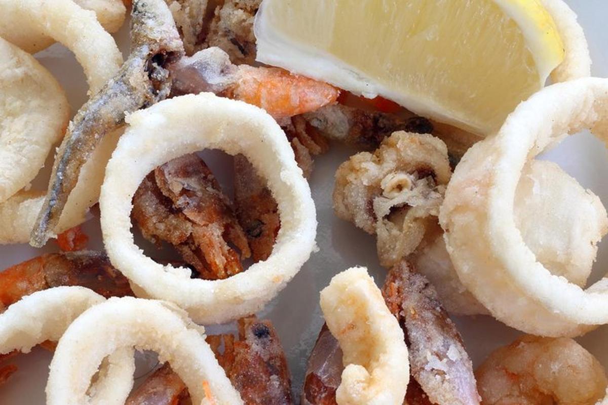 un piatto di anelli di cipolla e una fetta di limone