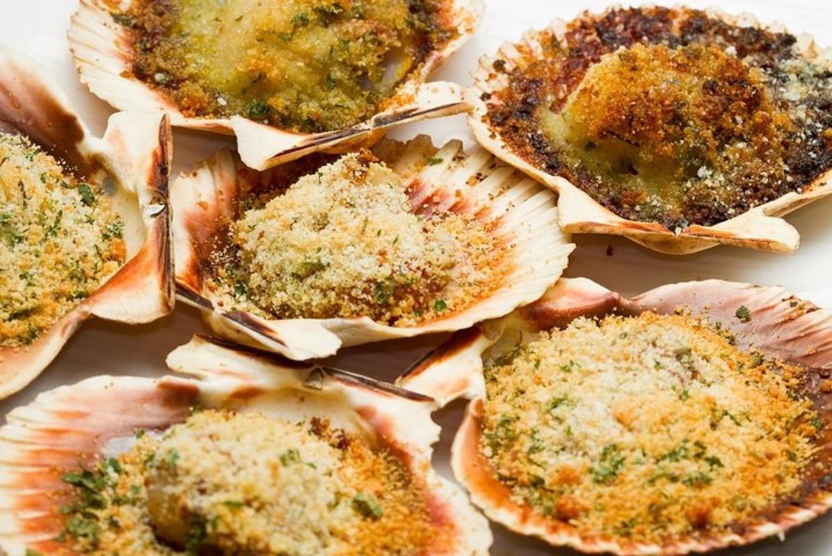 una pila di cibo con ingredienti su un tavolo