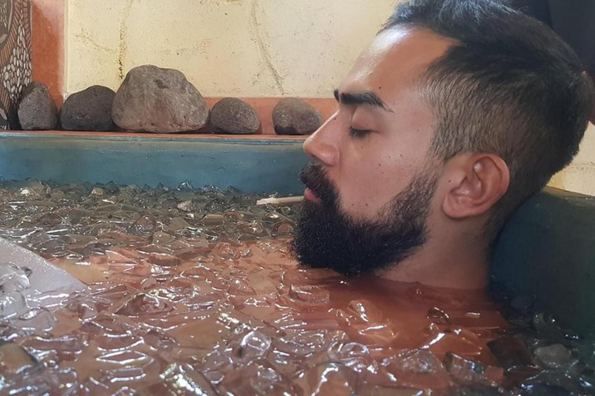 un home fumant una cigarreta en una banyera