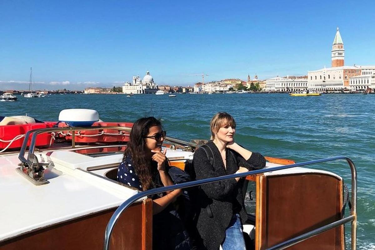 Dos mujeres sentadas en un bote en el agua