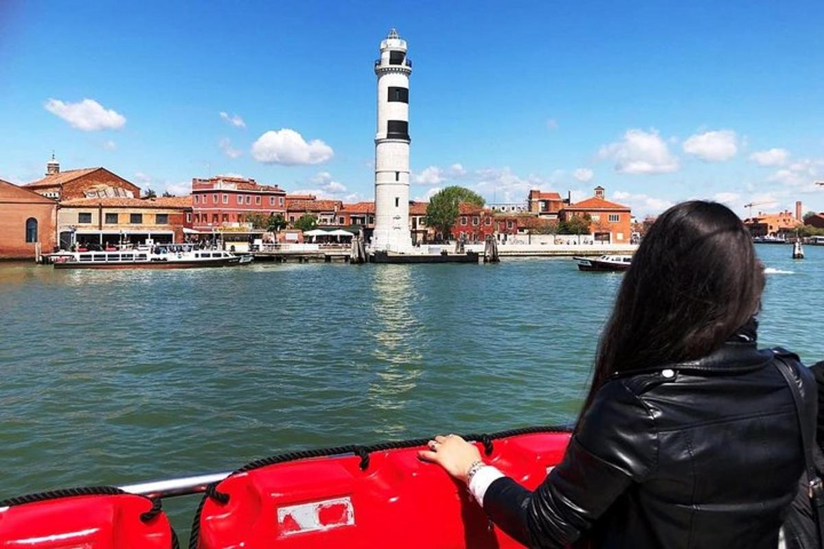 isang babae sa isang bangka sa tubig na may parola