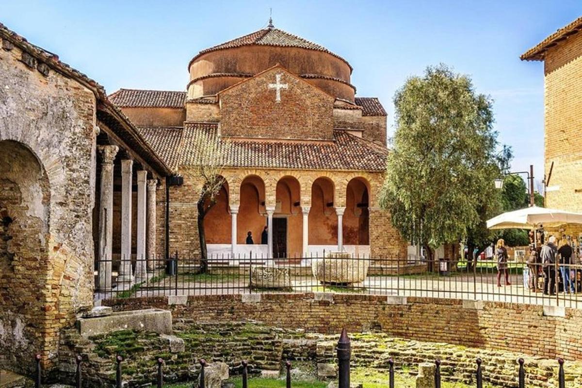 una chiesa con una croce sulla facciata di un edificio