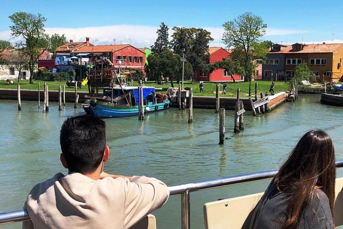 Un hombre y una mujer mirando un río con barcos.