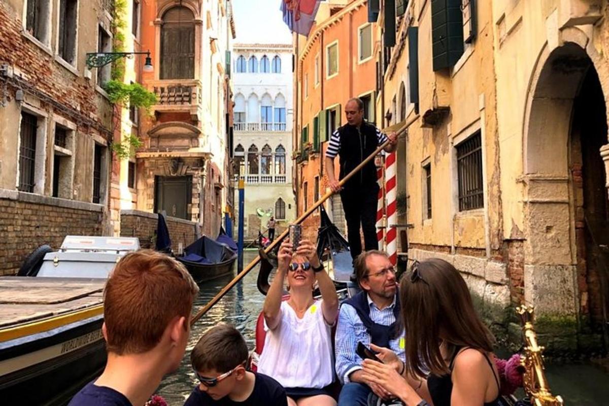 un grupo de personas en una góndola en un canal