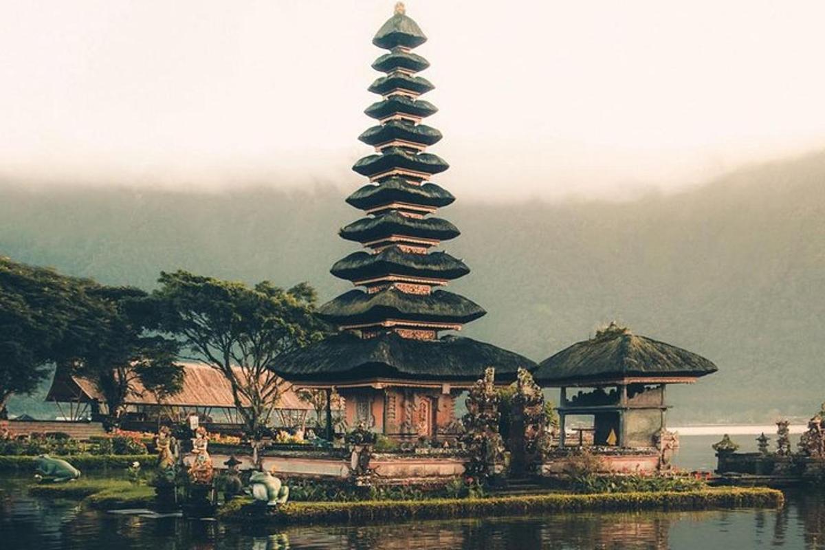 velká pagoda uprostřed vodní plochy