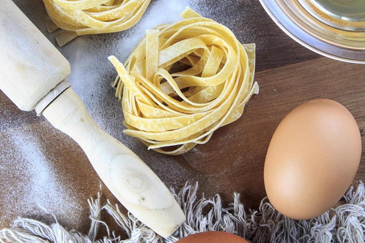laud pasta, muna ja noaga