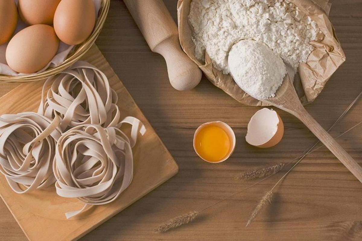 Una mesa con huevos e ingredientes en una tabla de cortar.