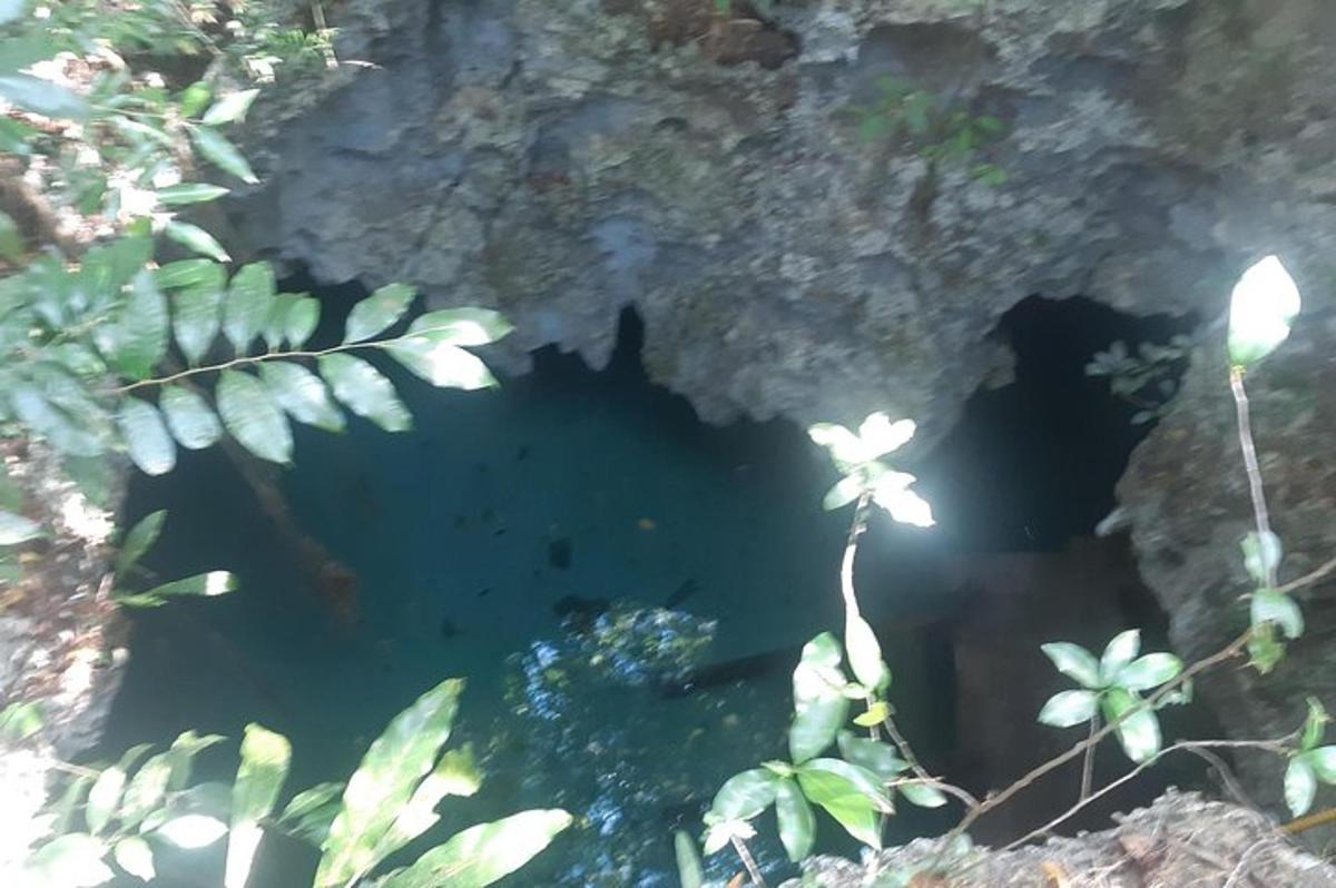 una cueva oscura con un agujero en el suelo