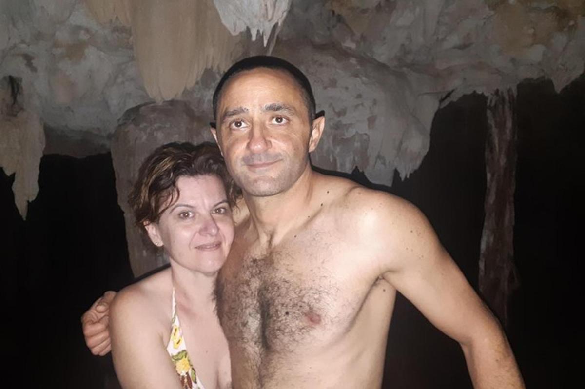 Un hombre y una mujer posando para una foto en una cueva.