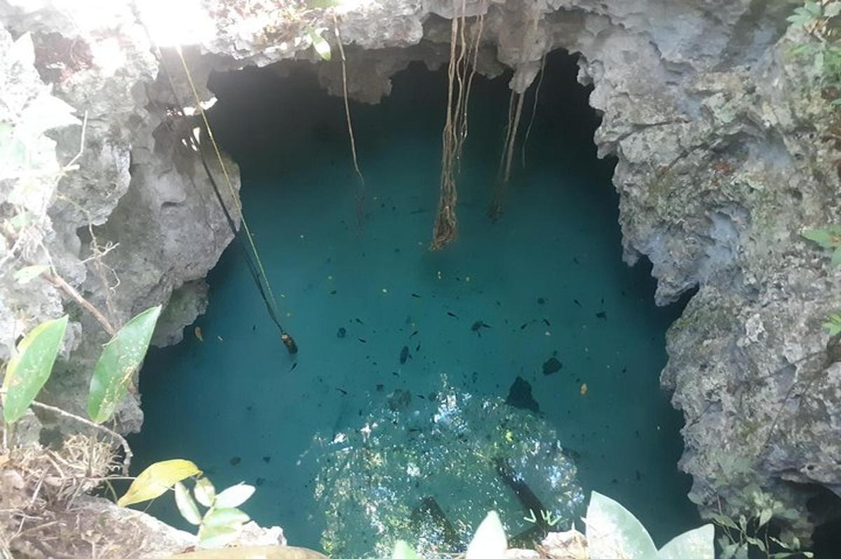 un estanque de agua azul en una cueva