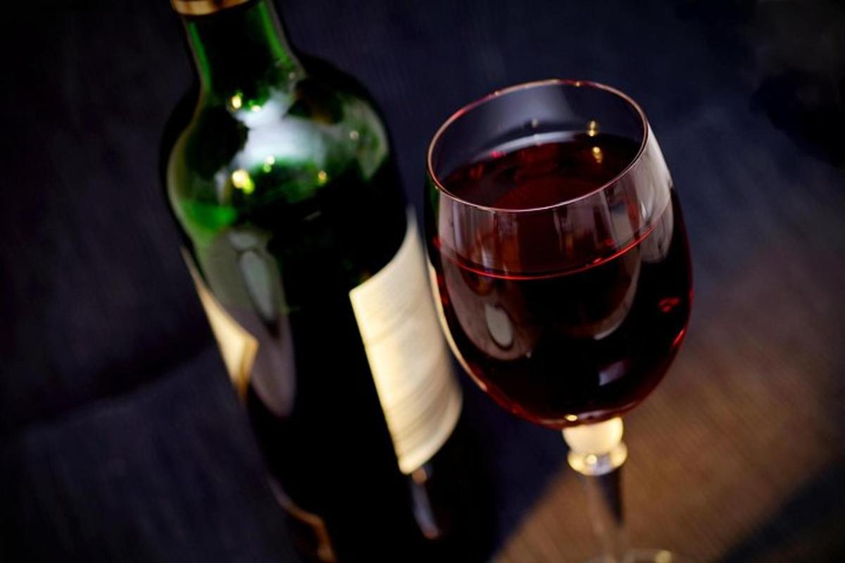en flaska vin och ett glas rött vin