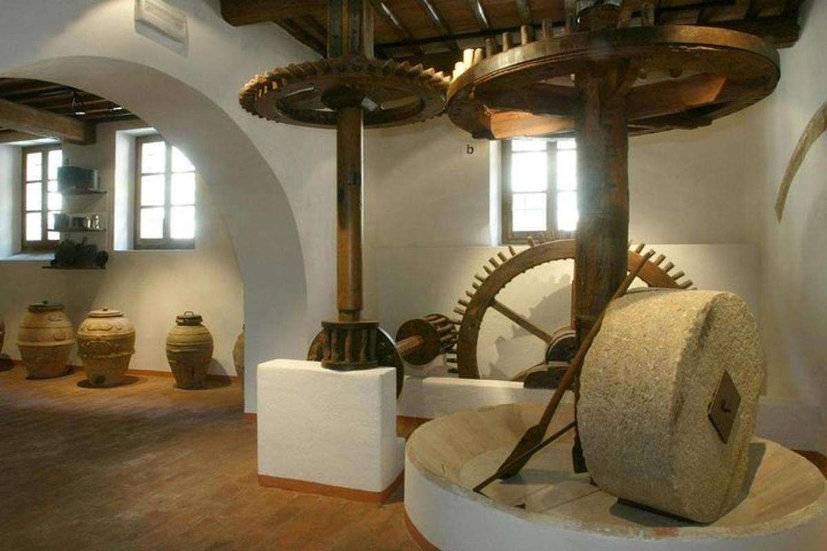 ett museum med vaser och ett hjul i ett rum