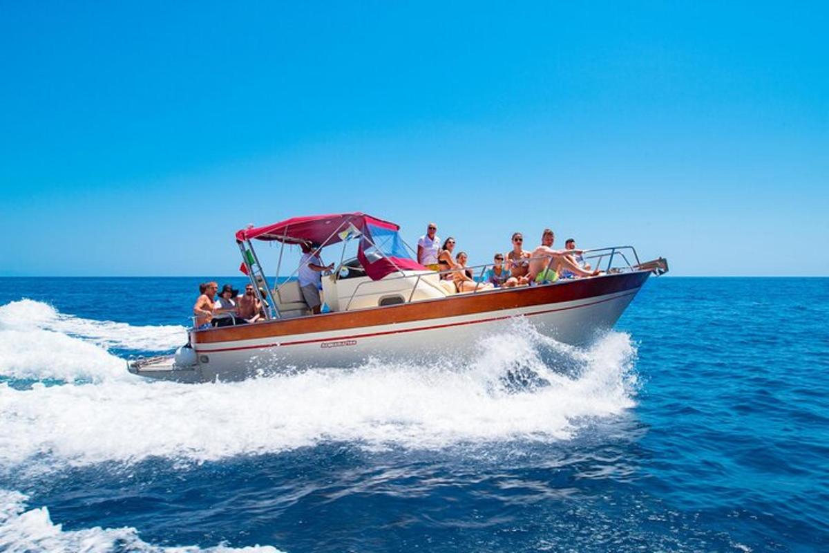 กลุ่มคนบนเรือในน้ำ