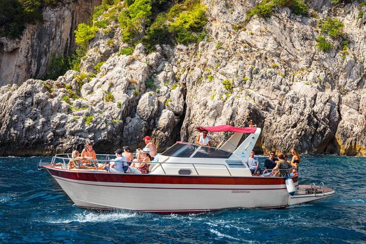 un gruppo di persone su una barca in acqua
