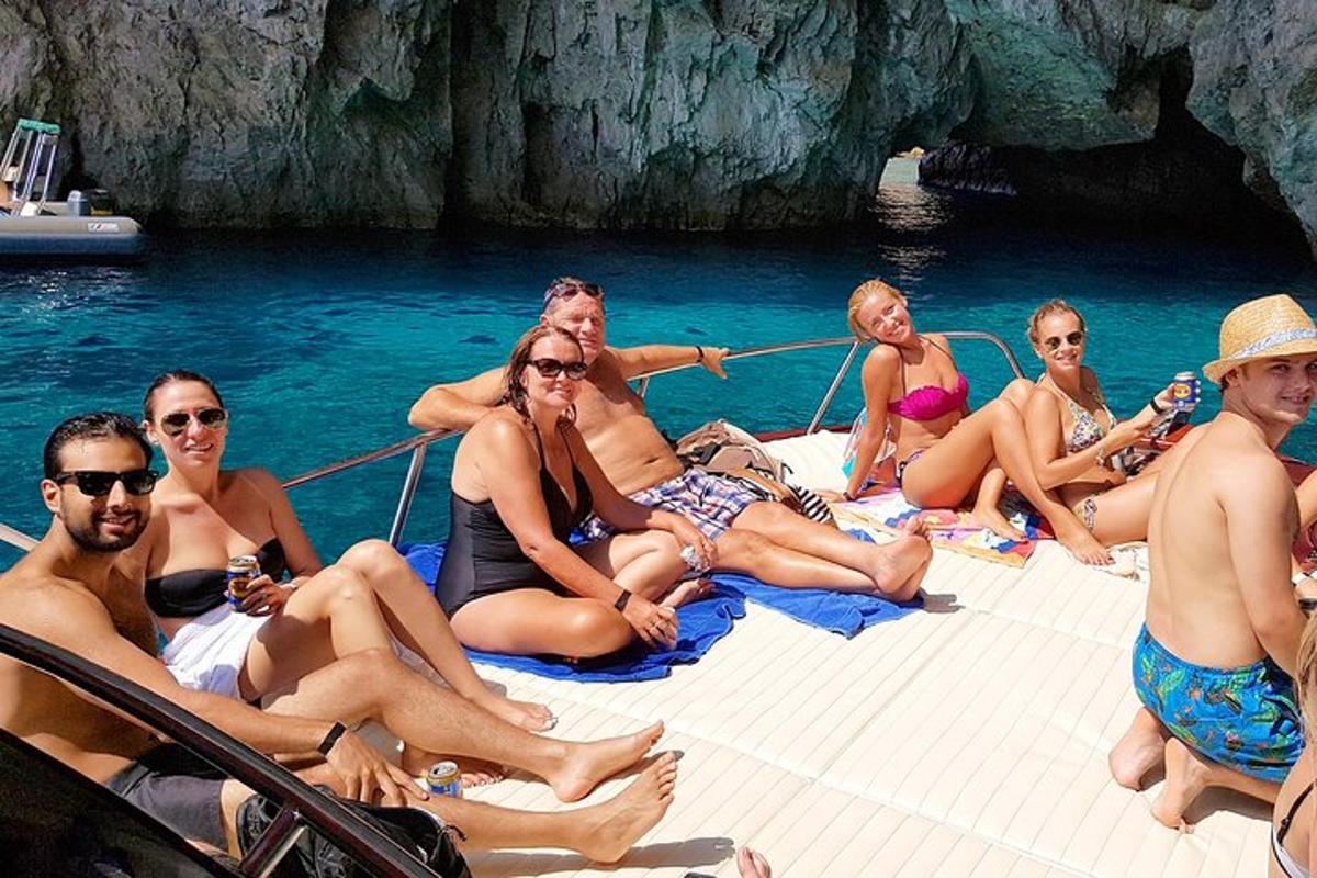 un gruppo di persone sedute su una barca in acqua