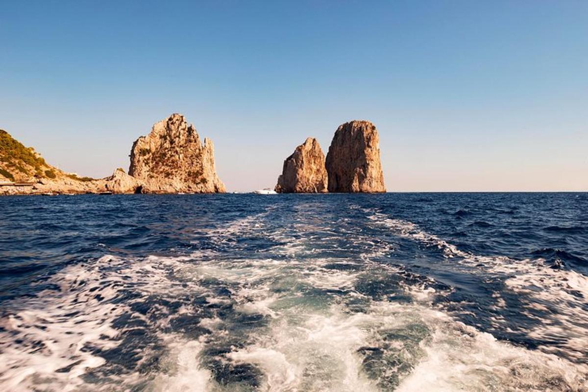 una vista dell'oceano dal retro di una barca