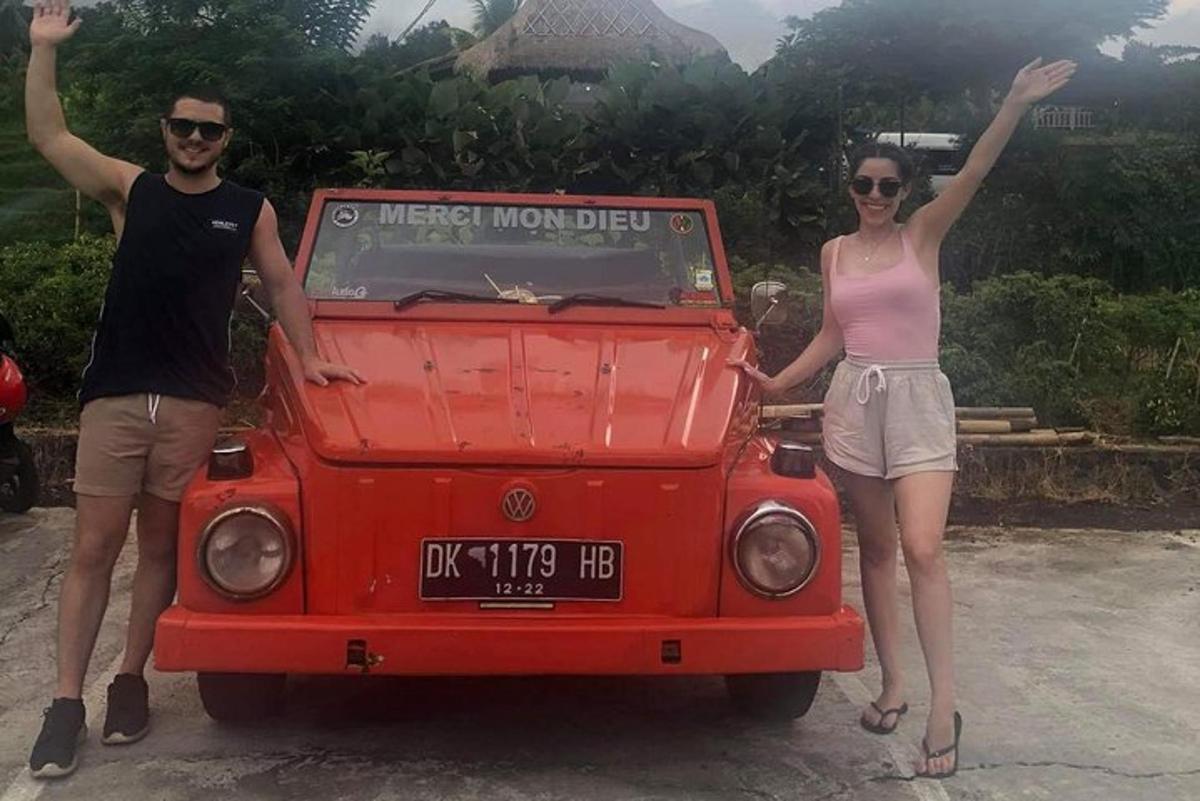 mees ja naine seisavad punase auto kõrval