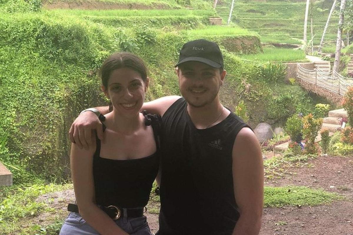 Un hombre y una mujer posando para una foto