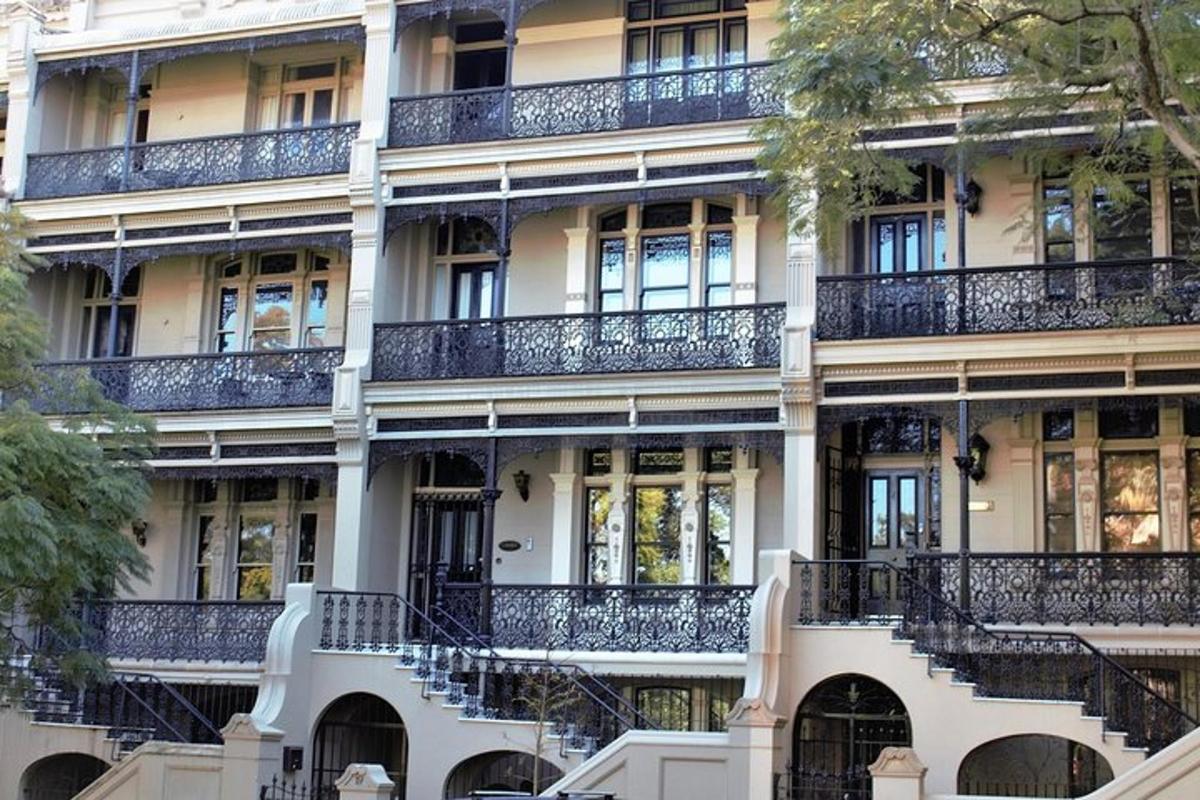 velika stavba z balkoni ob strani