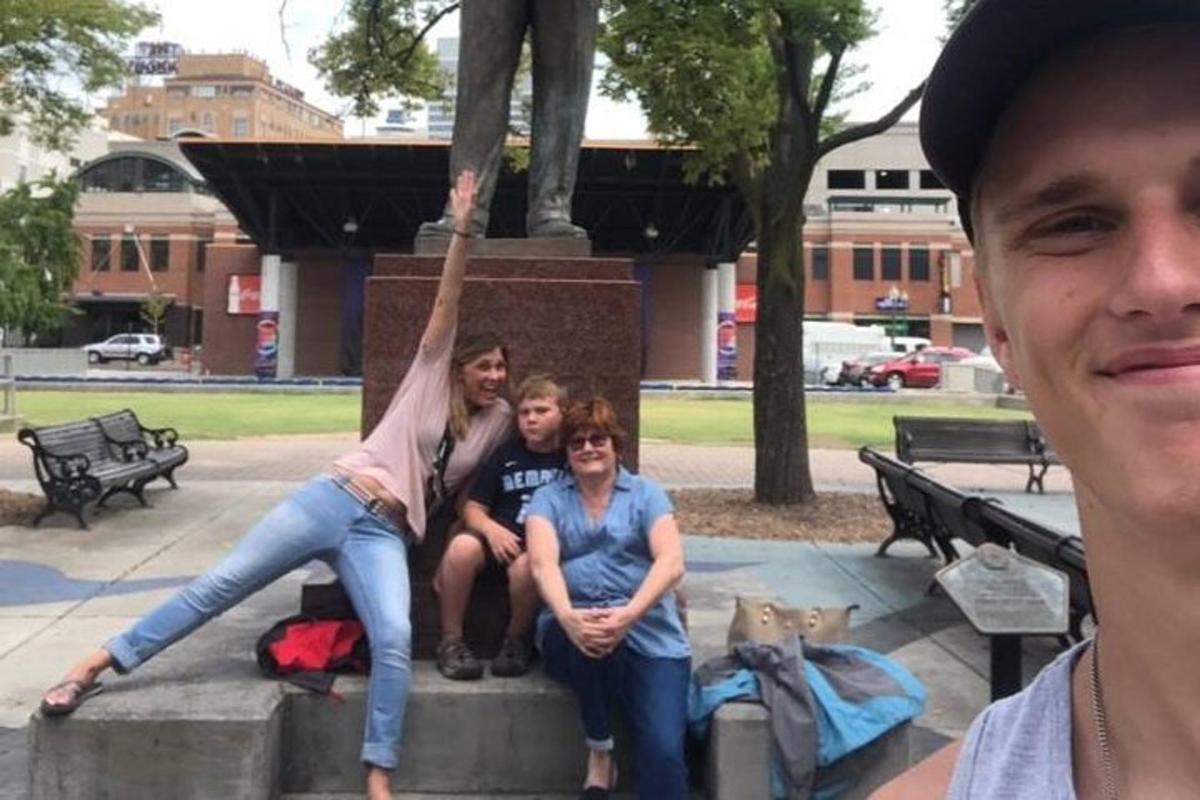 um grupo de pessoas sentadas em frente a uma estátua
