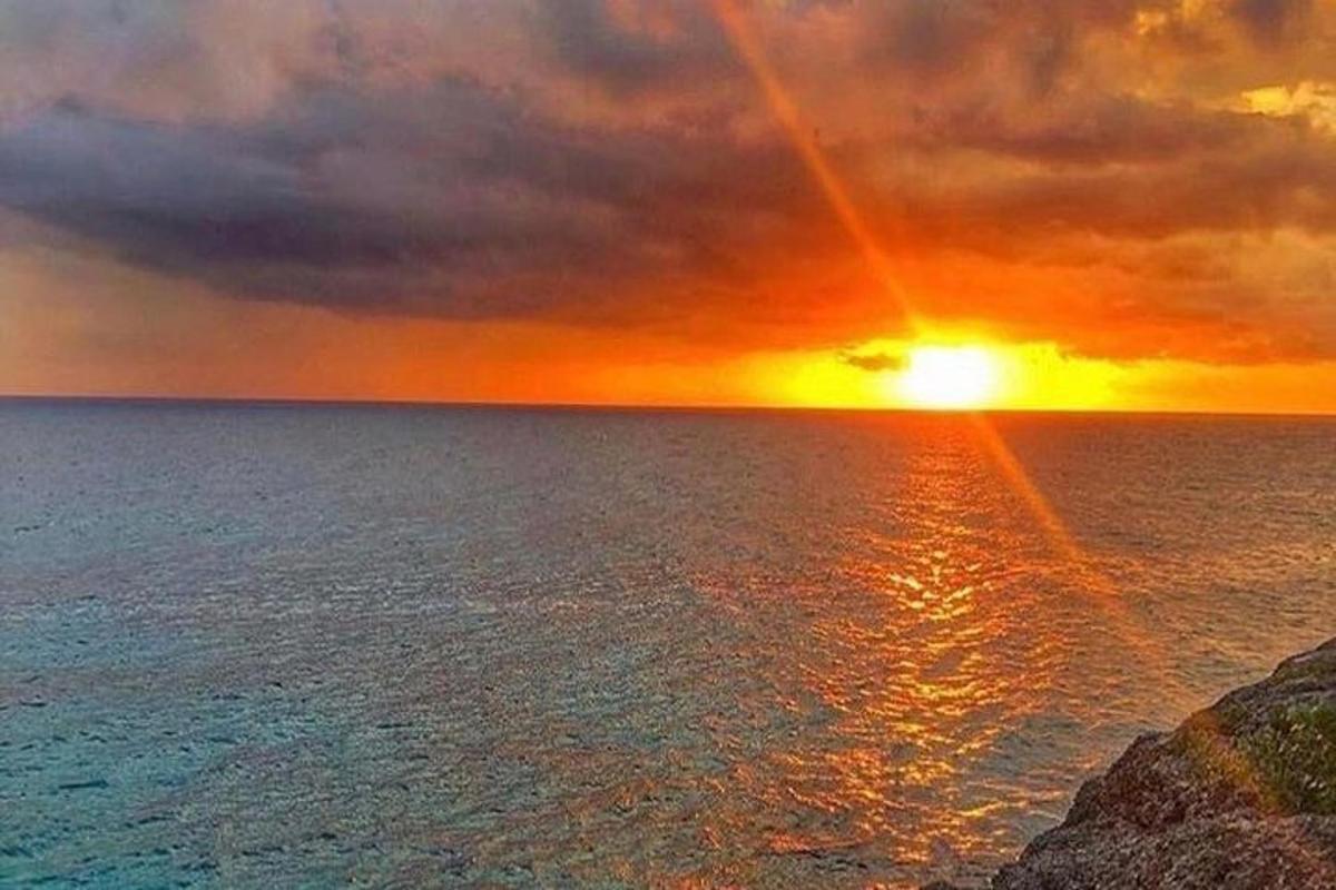 západ slunce nad oceánem se zapadajícím sluncem