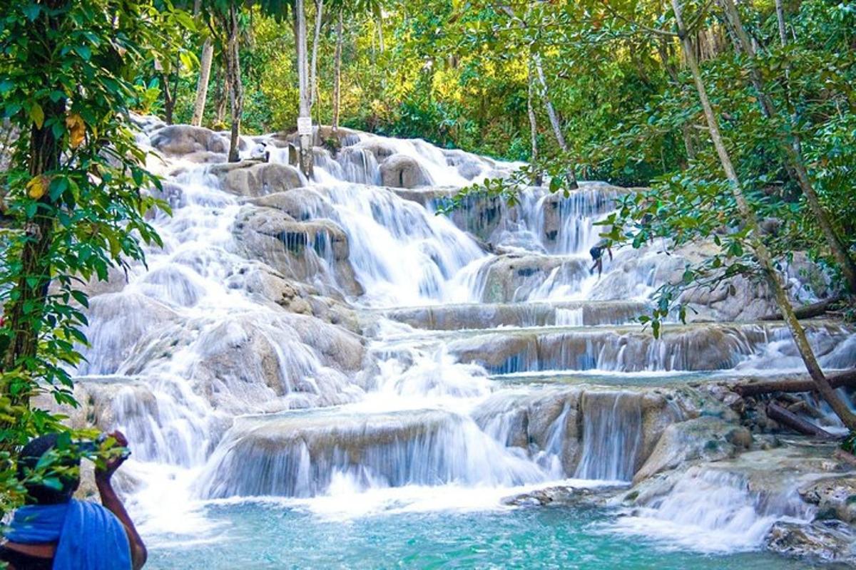 una persona che scatta una foto di una cascata