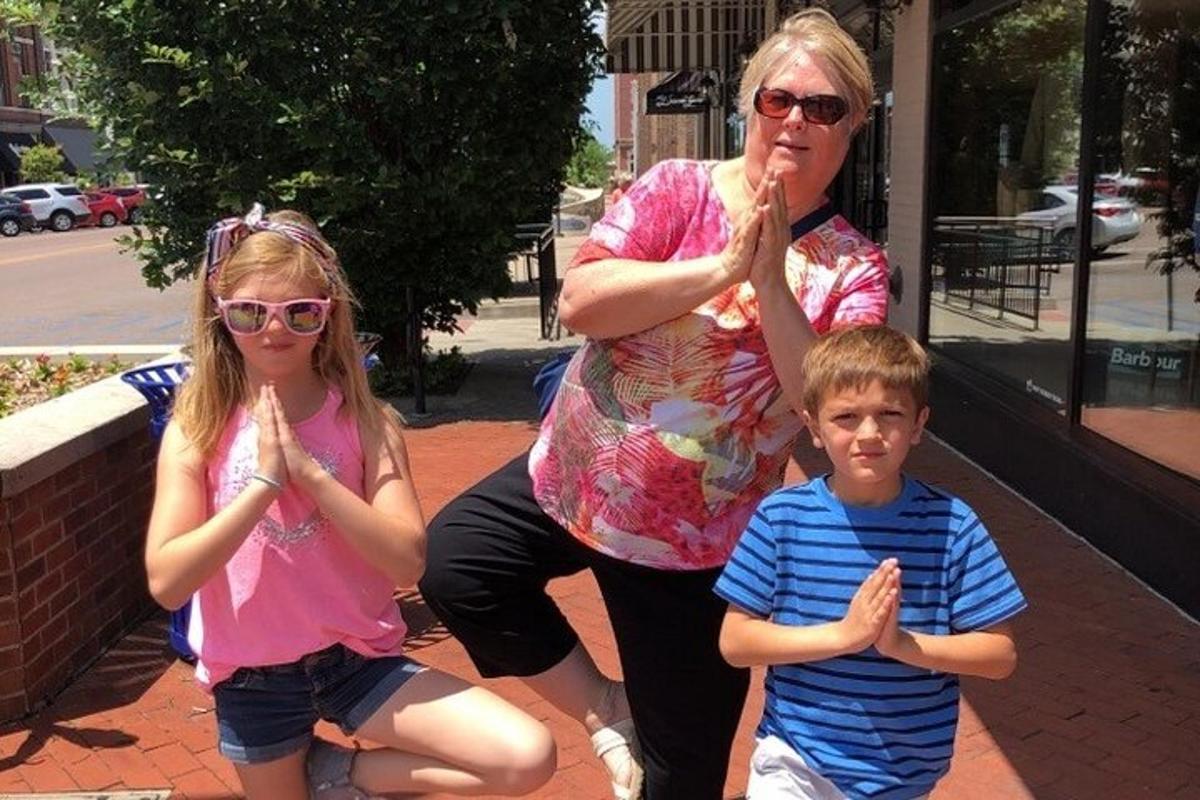 žena a dvě děti tleskají rukama