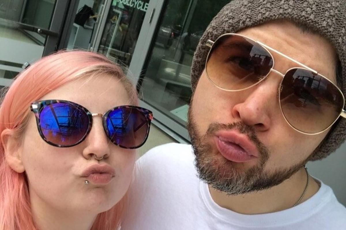 muž a žena se slunečními brýlemi