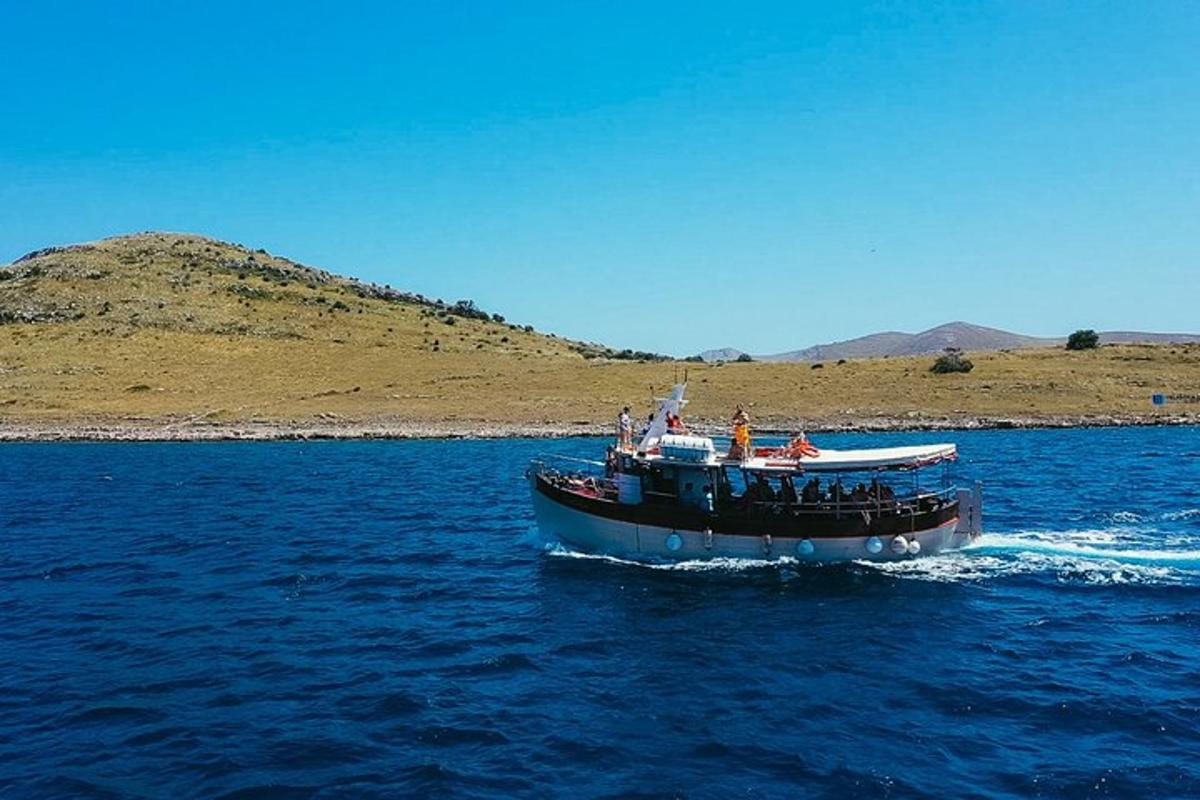 Un barco en el agua con gente en él.