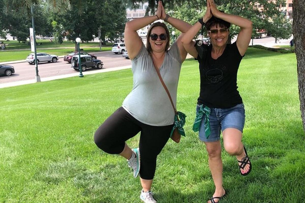 due donne stanno facendo yoga in un parco