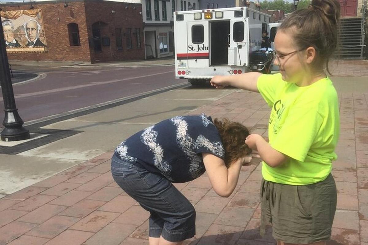 Dvě dívky stojí na ulici s