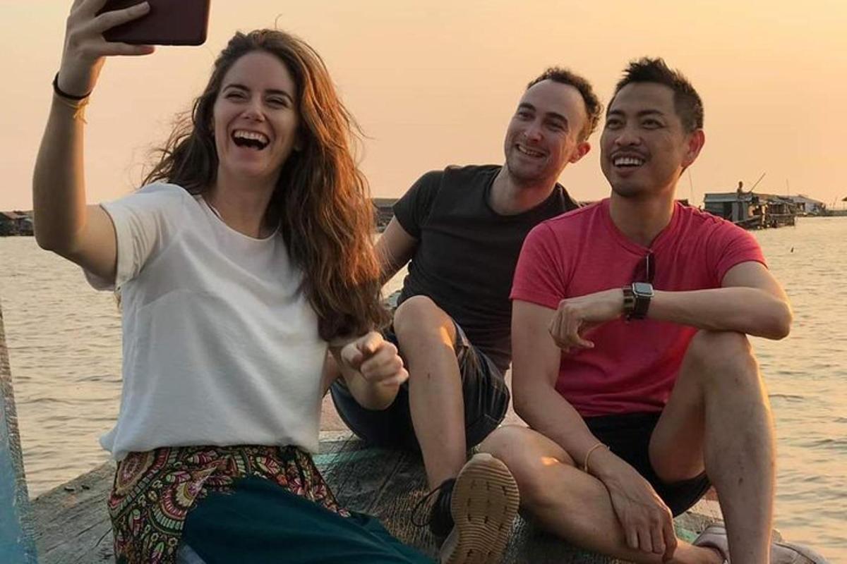 مجموعة من ثلاثة أشخاص يجلسون على الماء