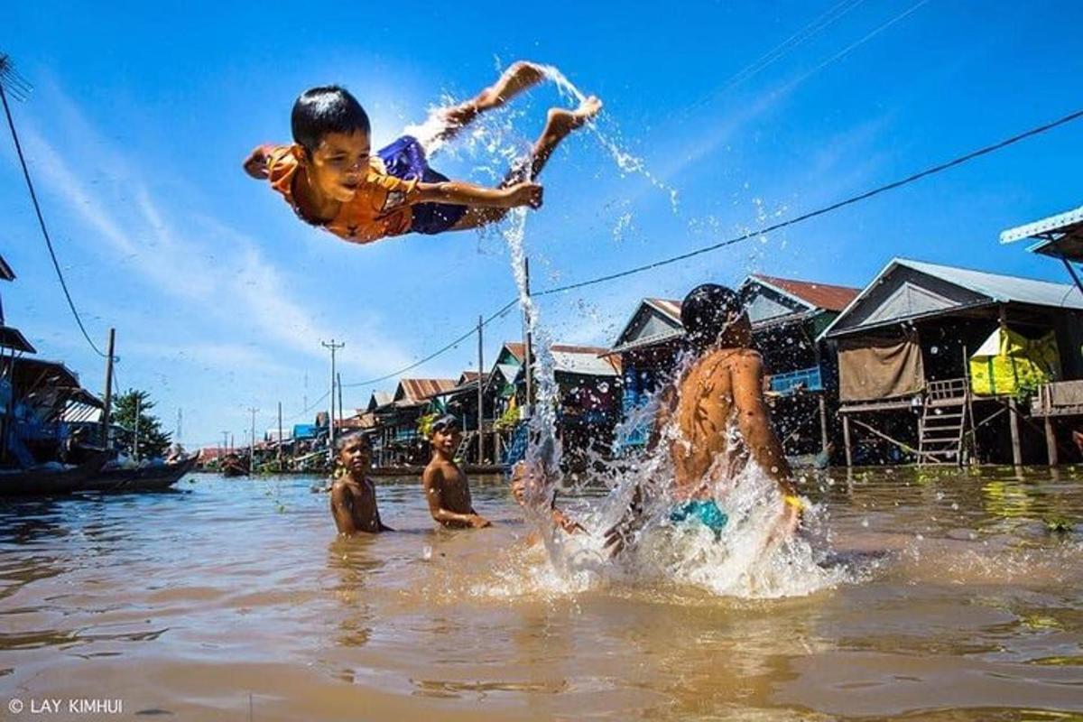 một nhóm trẻ em đang chơi đùa dưới nước