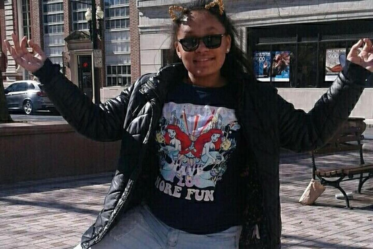 žena stojící na ulici se zdviženýma rukama