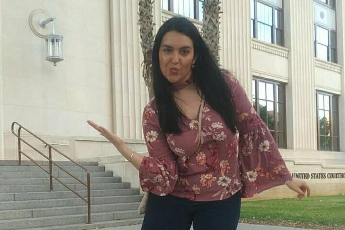 žena stojící před budovou