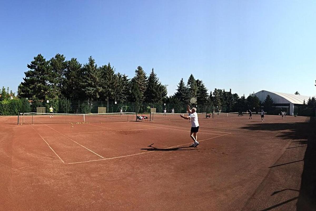 ženska igra tenis na teniškem igrišču