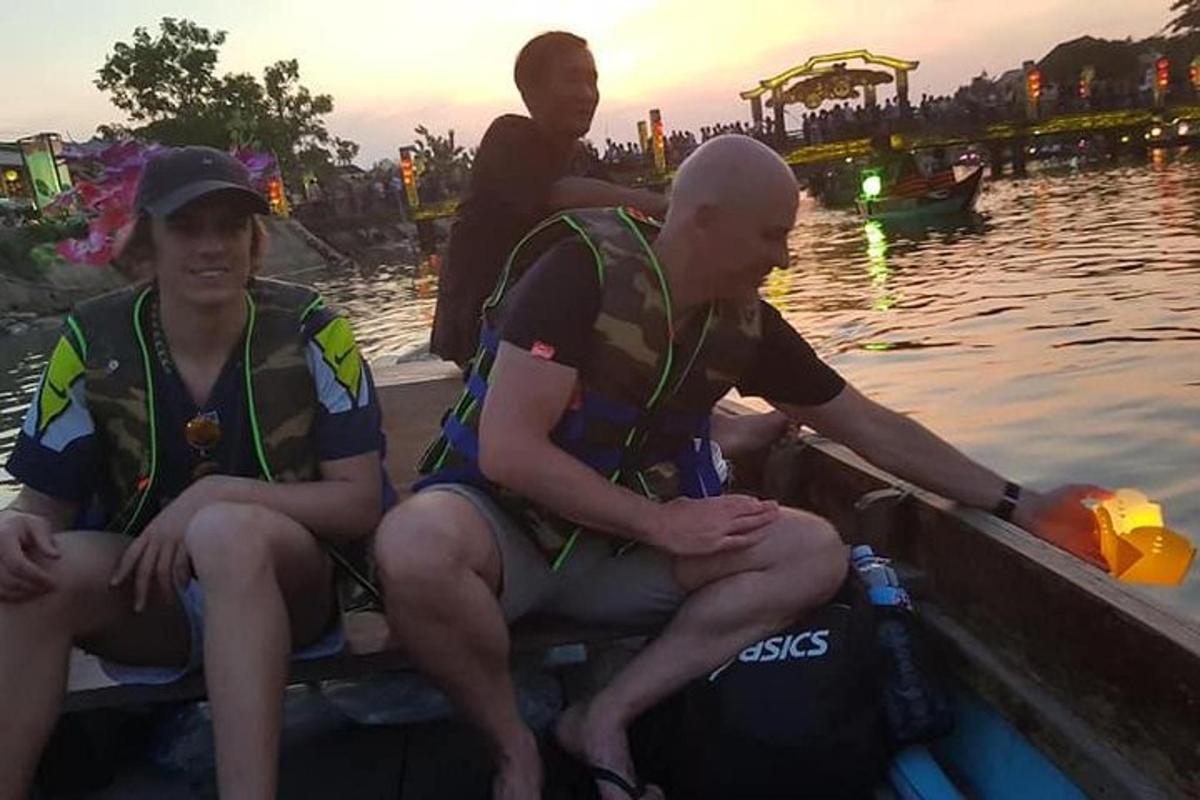 dos personas sentadas en un bote en el agua