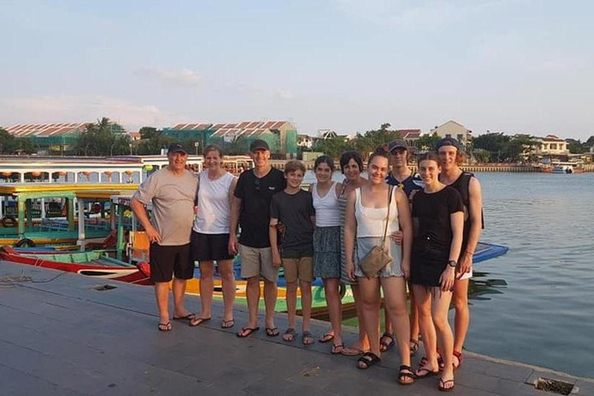 Un grupo de personas posando para una foto en un barco.