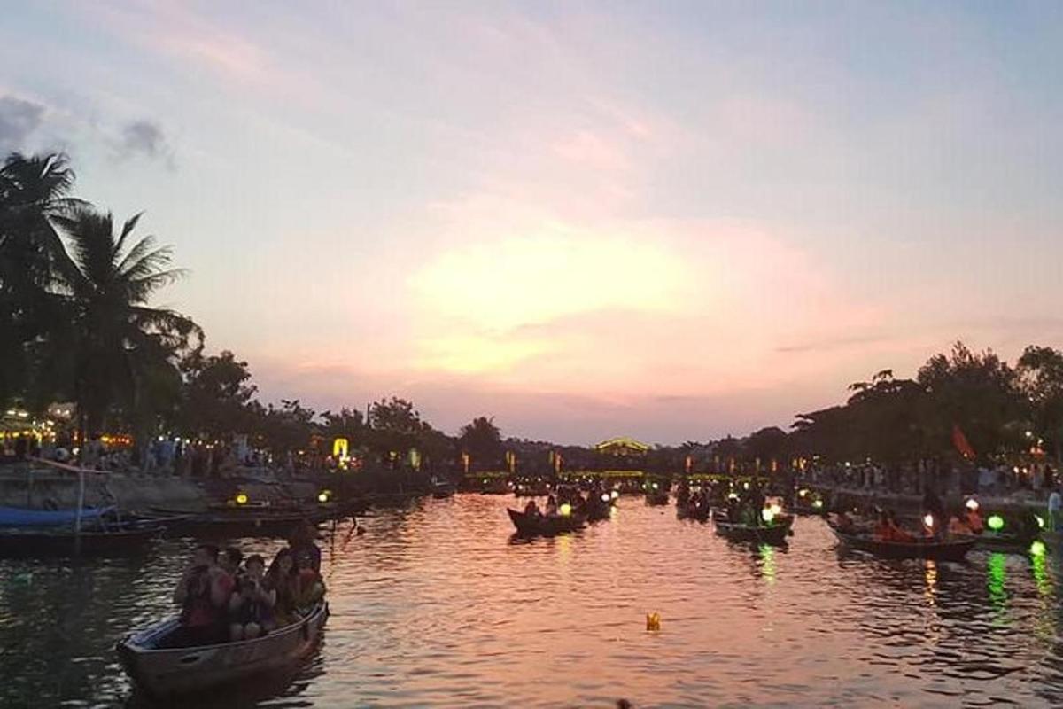 Un grupo de personas en botes en un río al atardecer