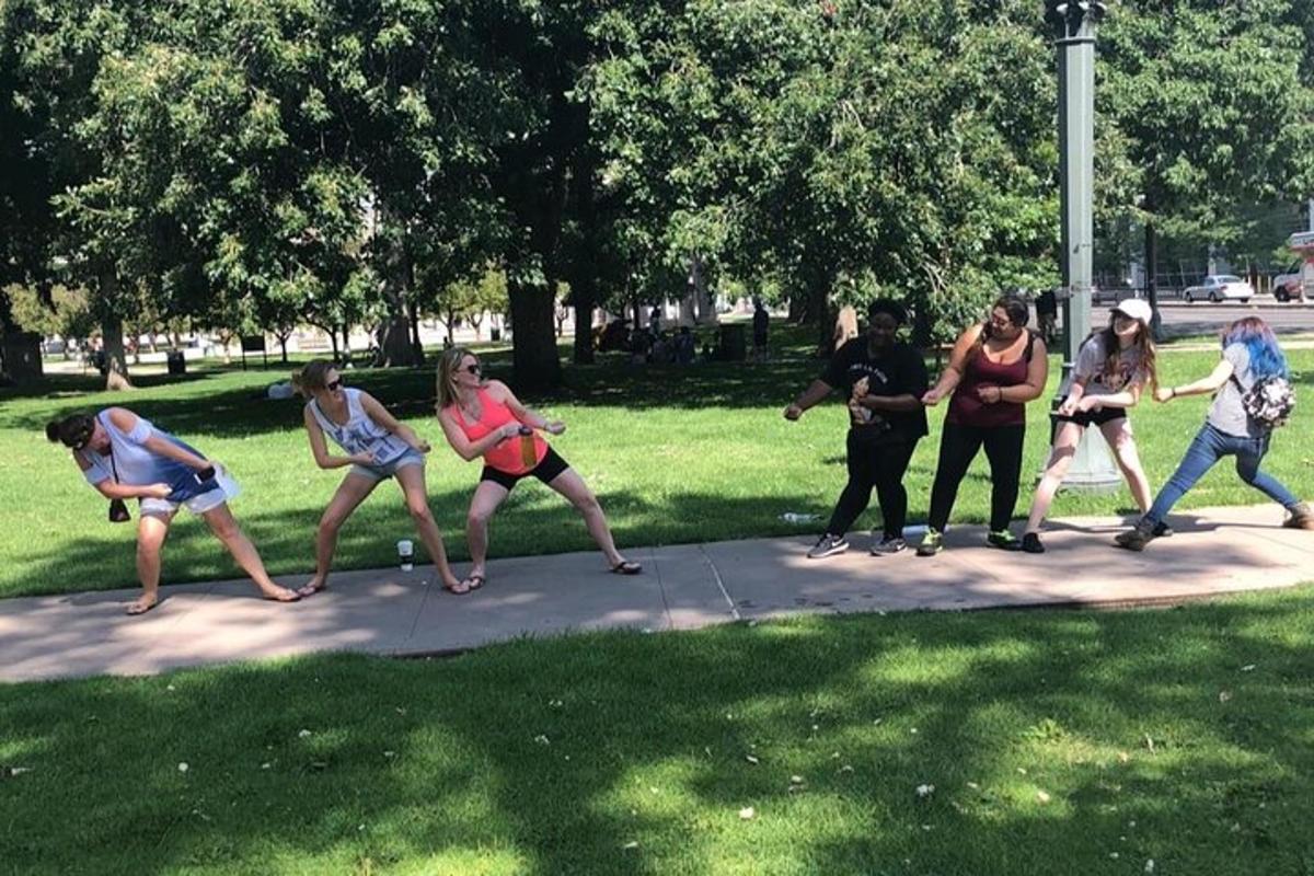 un grup de oameni care joacă frisbee într-un parc