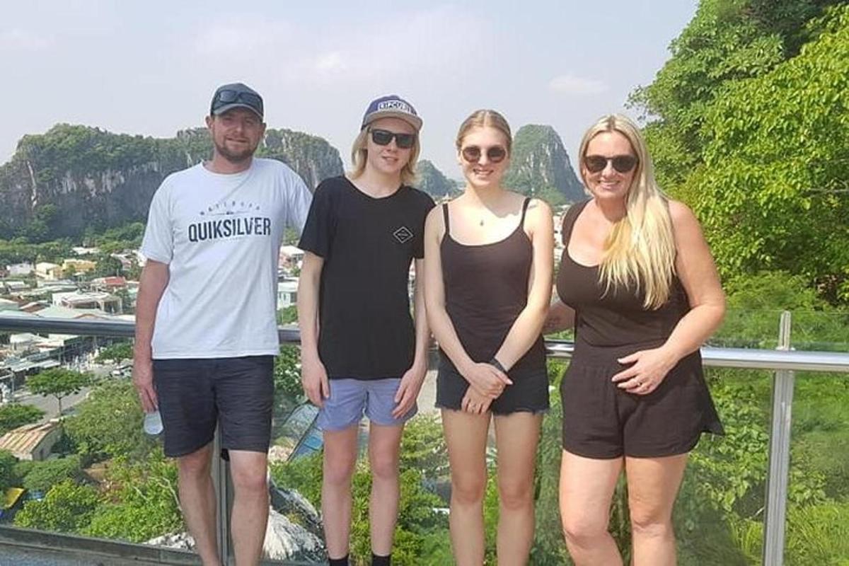 група людей, що стоять на даху будівлі