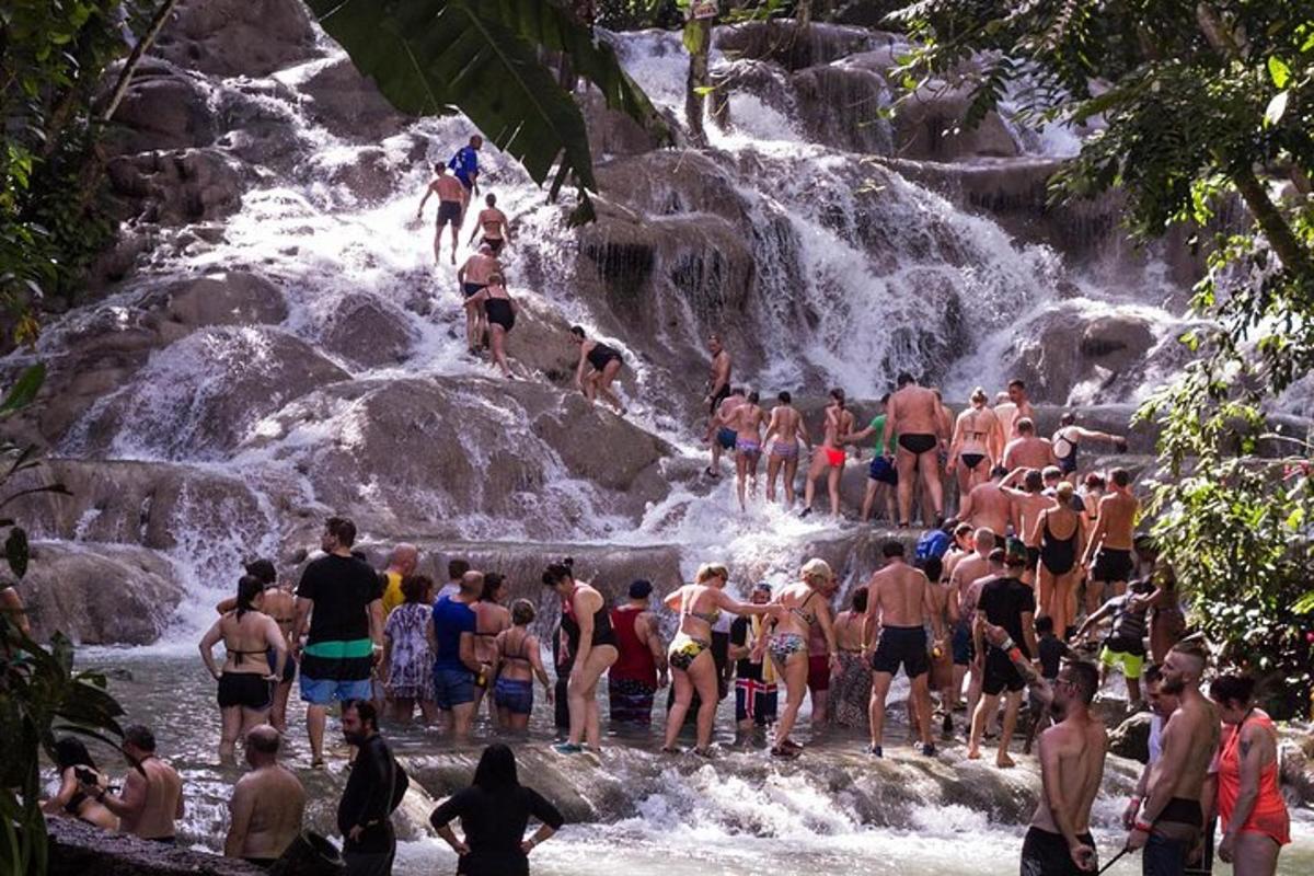 hópur fólks í vatninu við foss