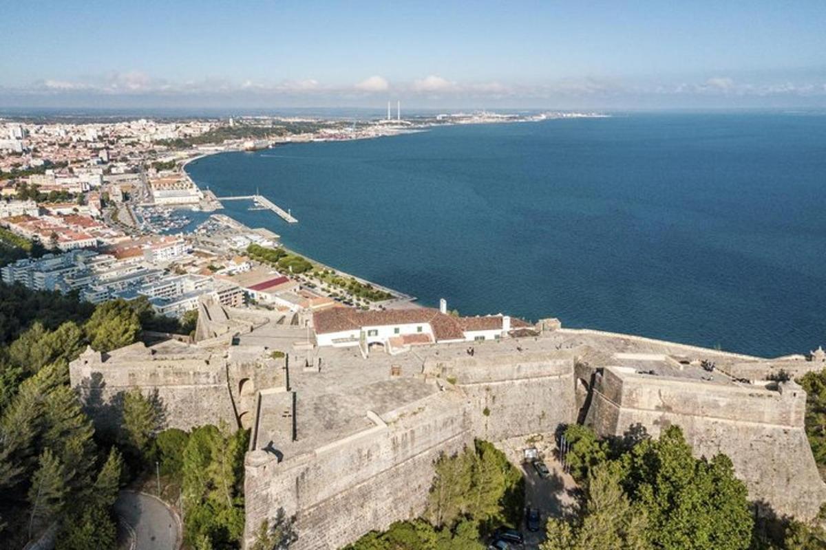 μια εναέρια άποψη ενός κάστρου και του ωκεανού