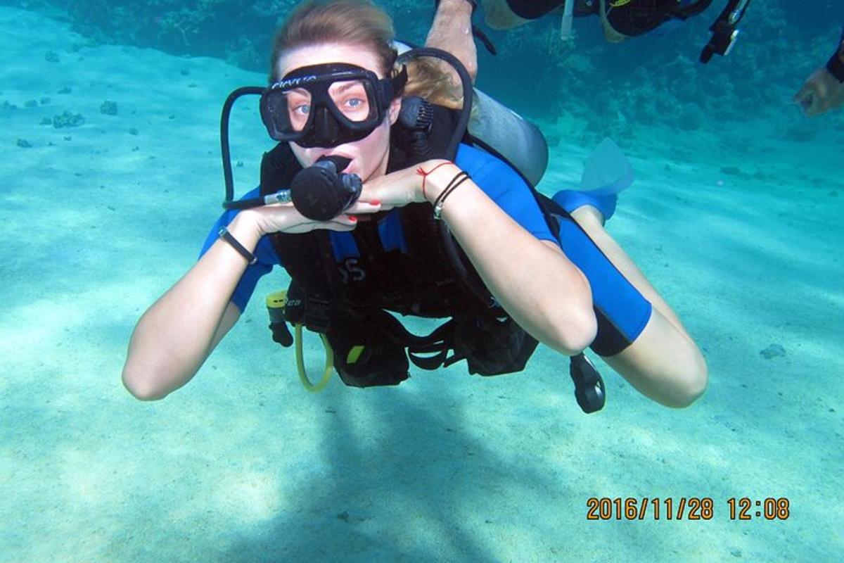 una donna con una maschera da sub in acqua