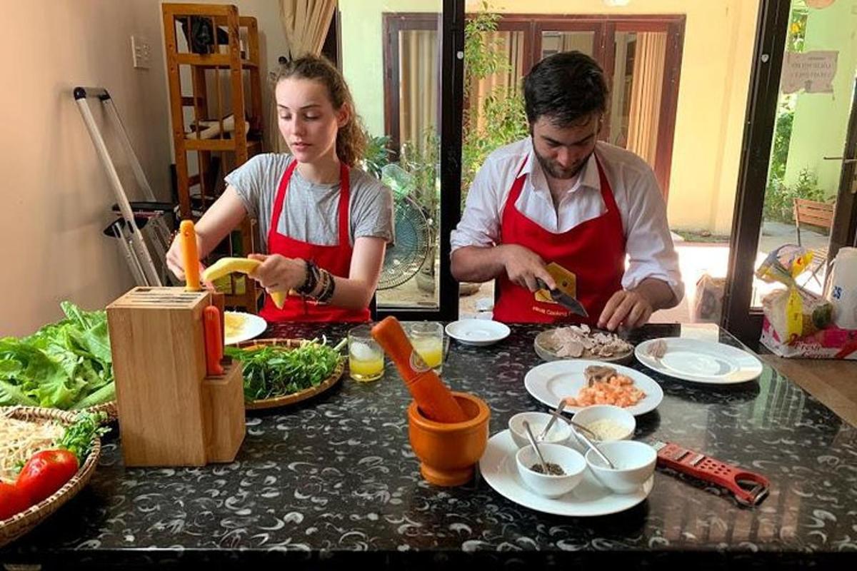 um homem e uma mulher preparando comida em uma mesa